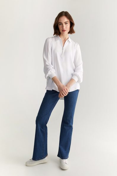 Loose blouse with puffy sleeves